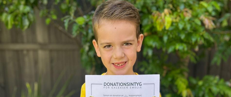 Bild på Archer med donationsintyg.